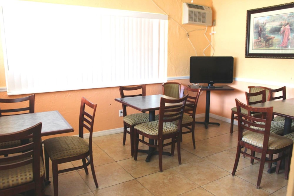 Econo Lodge St. Petersburg Central 38/54