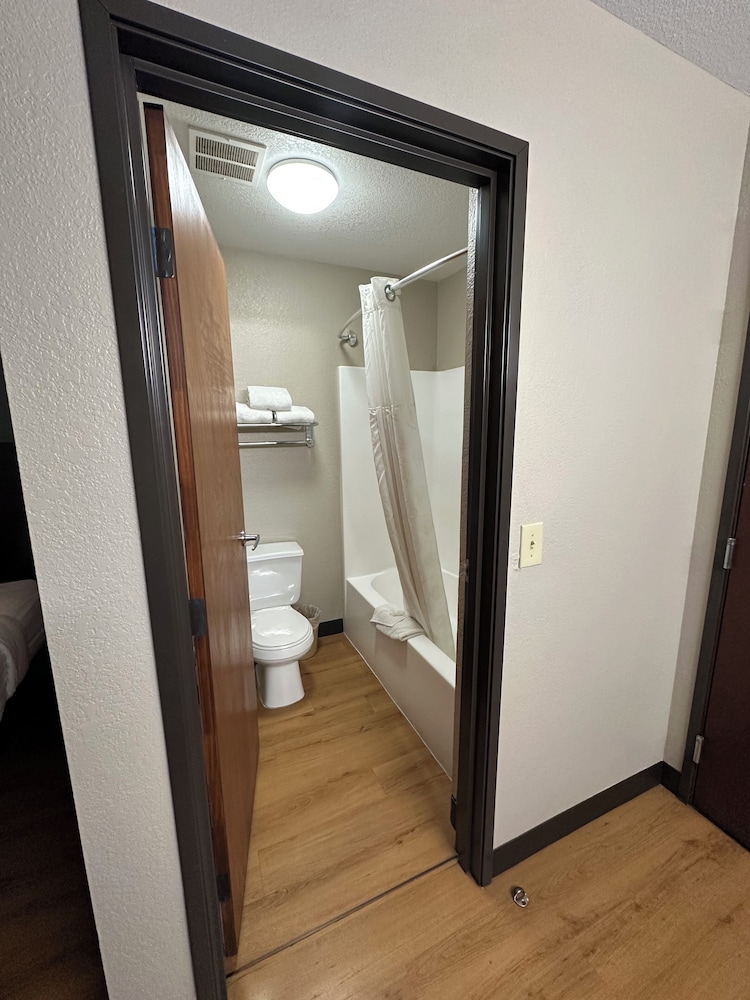 Baymont Inn & Suites by Wyndham Lincoln NE 25/47