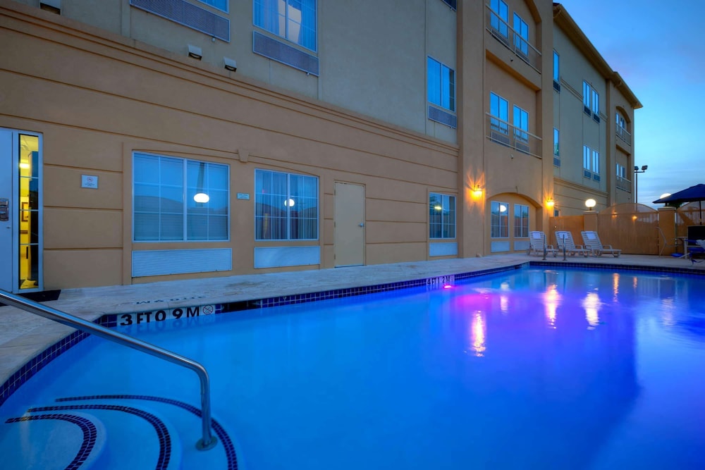 La Quinta Inn & Suites by Wyndham Houston New Caney 1/35