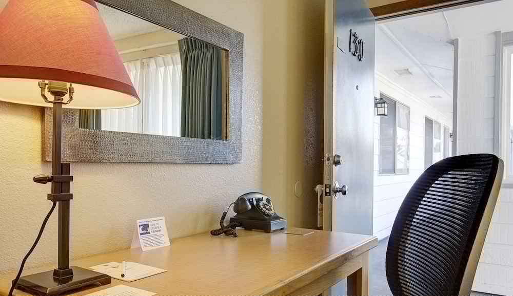 Super 8 by Wyndham Florence OR 28/38