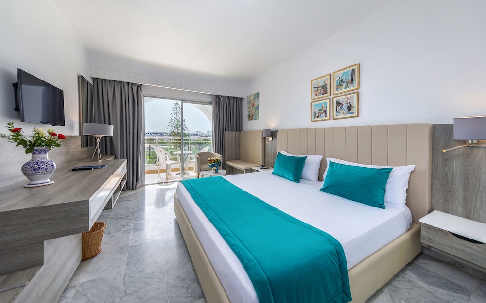 ROOM, TRIPLE, GARDEN VIEW