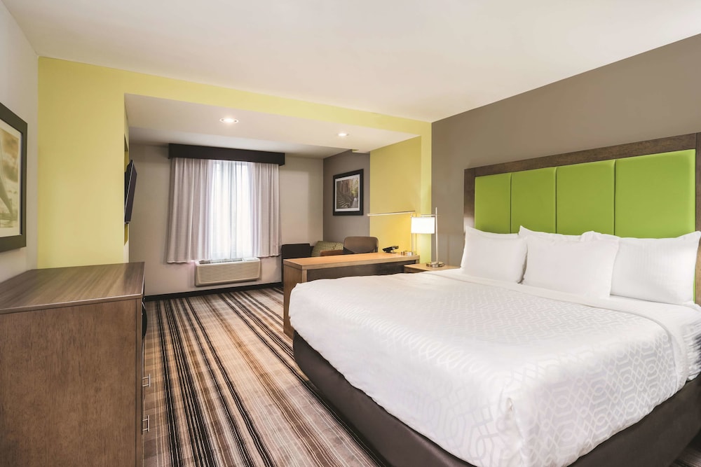 La Quinta Inn & Suites Brooklyn Central thumb 3