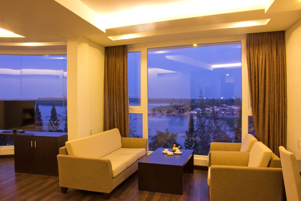 International Hotel 48/63