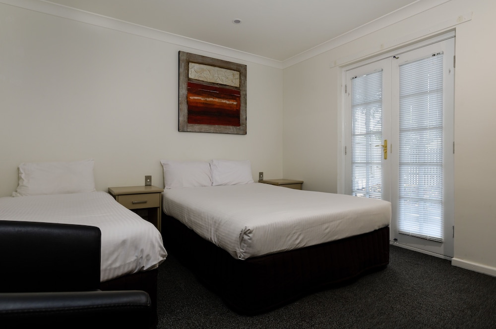 MOTEL, 1 QUEEN AND 1 SINGLE BED