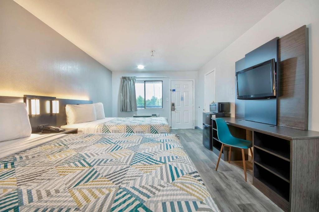 2 Full Beds Mobility Accessible Tub Nsmk، Motel6 Texarkana, AR 5/6