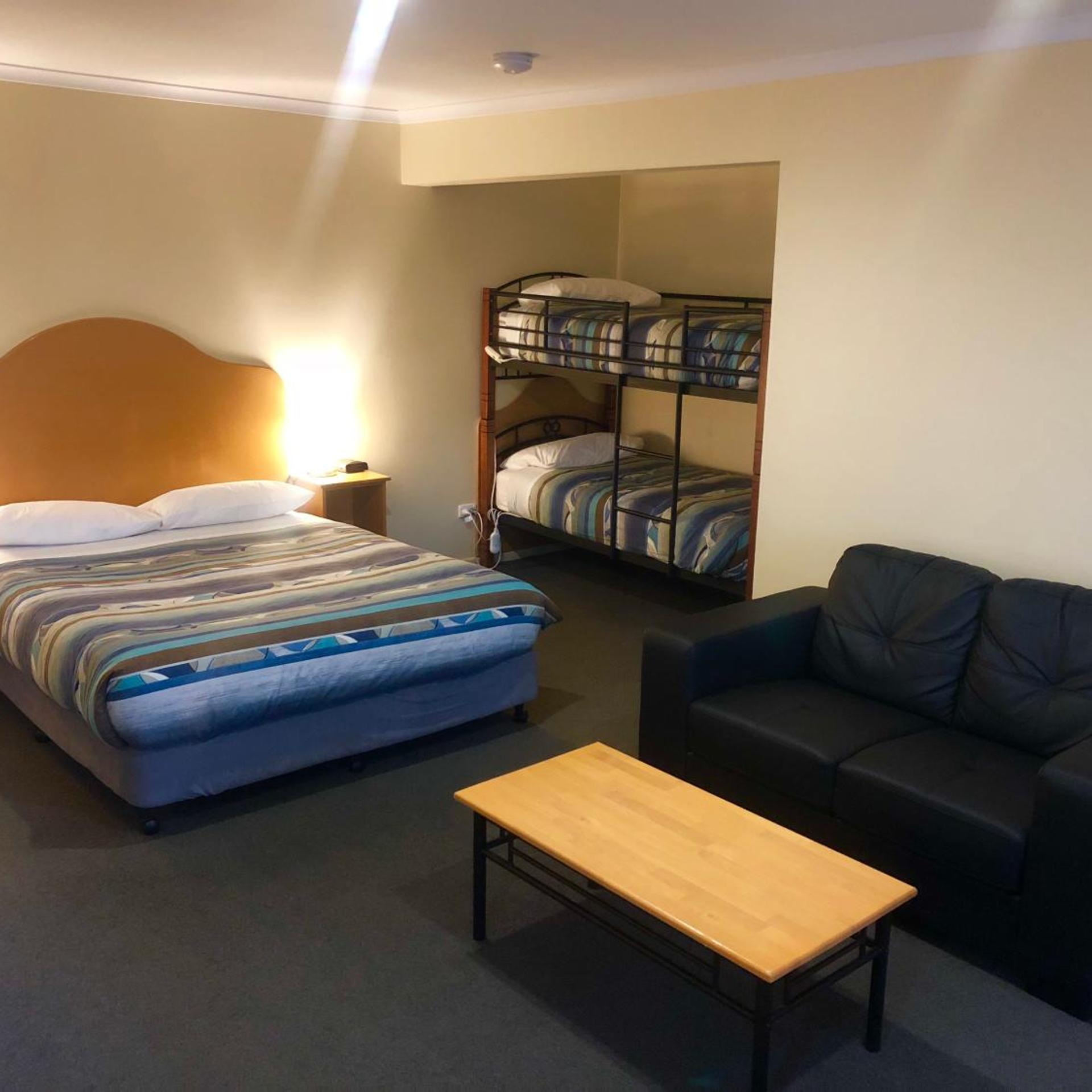 SHEFFIELD MOTOR INN 21/43