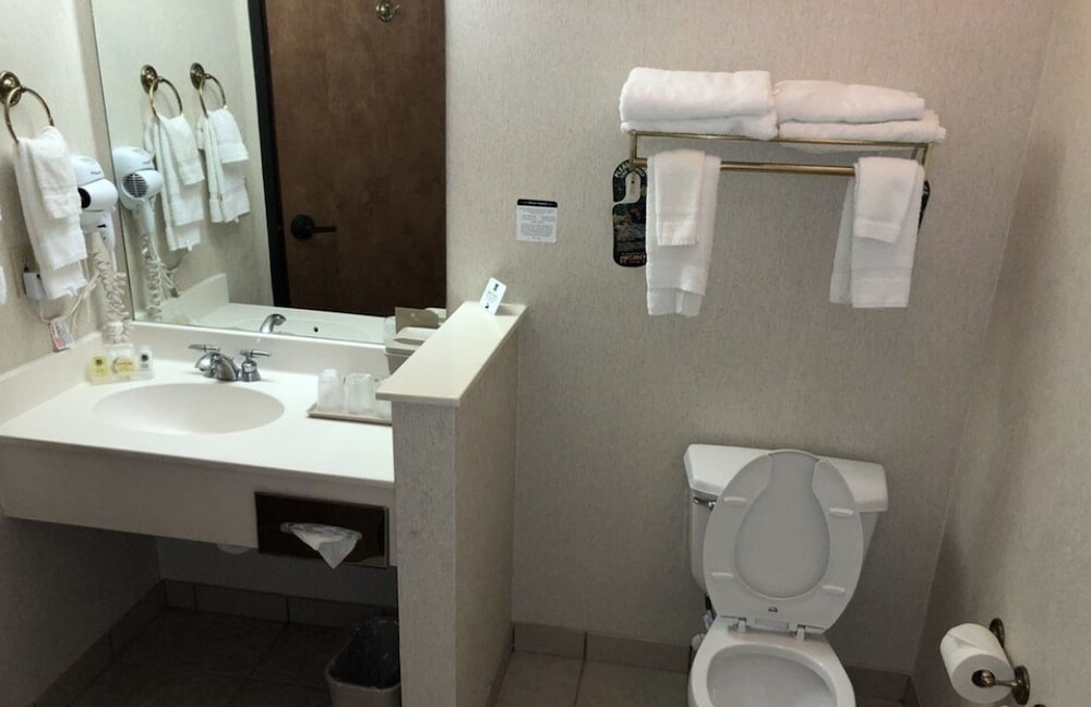 Quality Inn and Suites Roanoke Fort Worth North TX 42/46