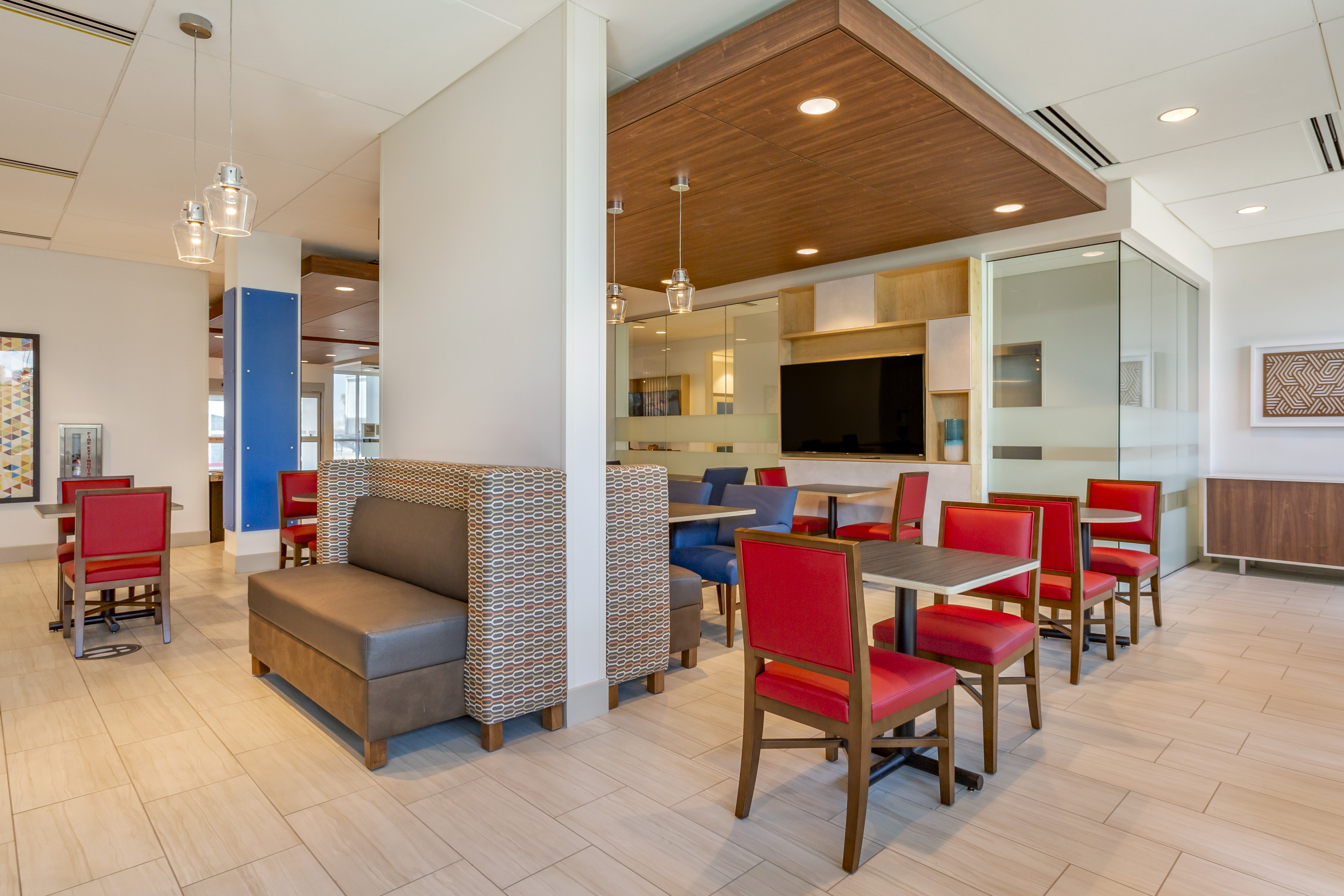 Holiday Inn Express Suites Phoenix Dwtn State Capitol 39/58