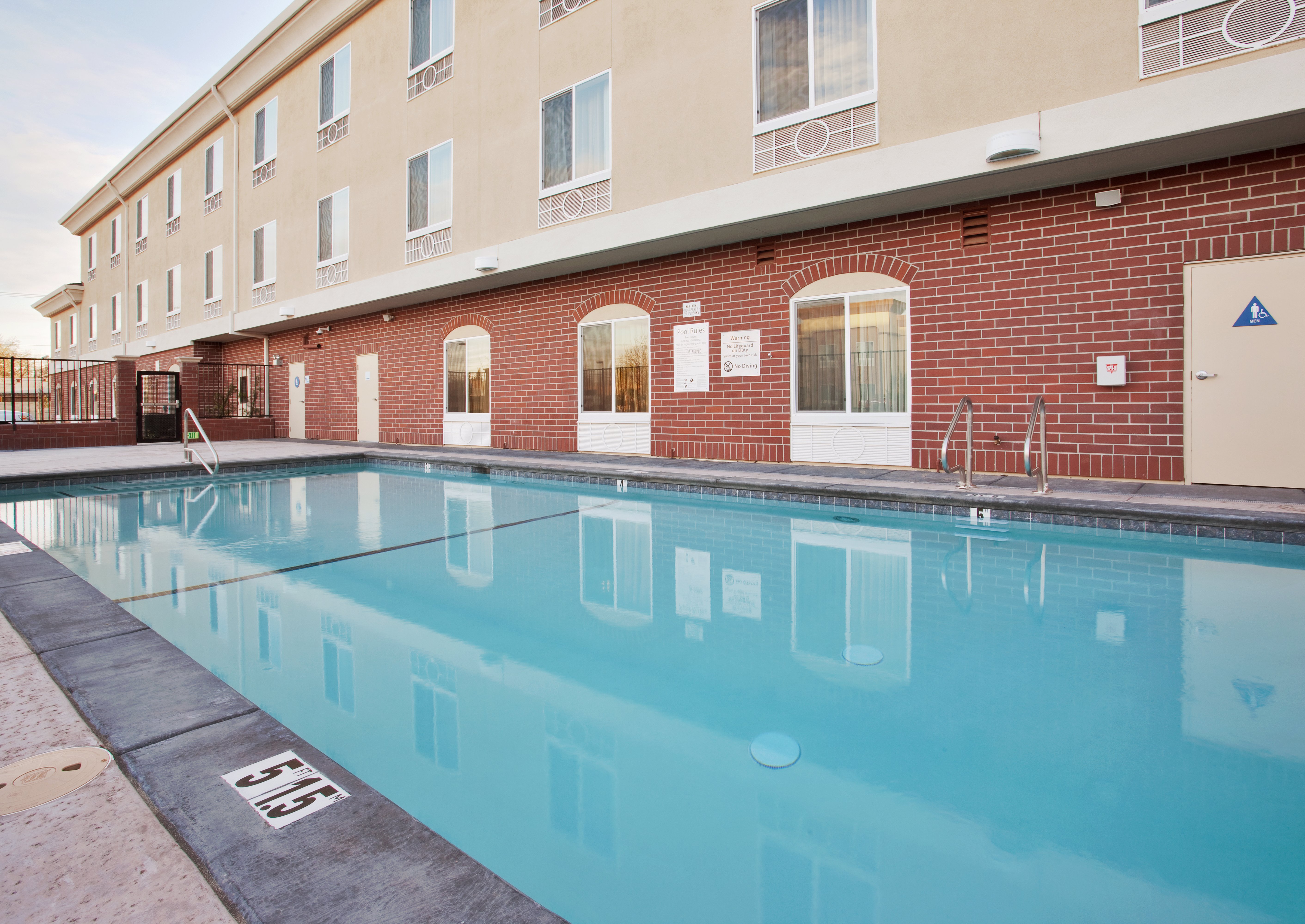 Holiday Inn Express Hotel Suites Sacramento Ne C 6/75