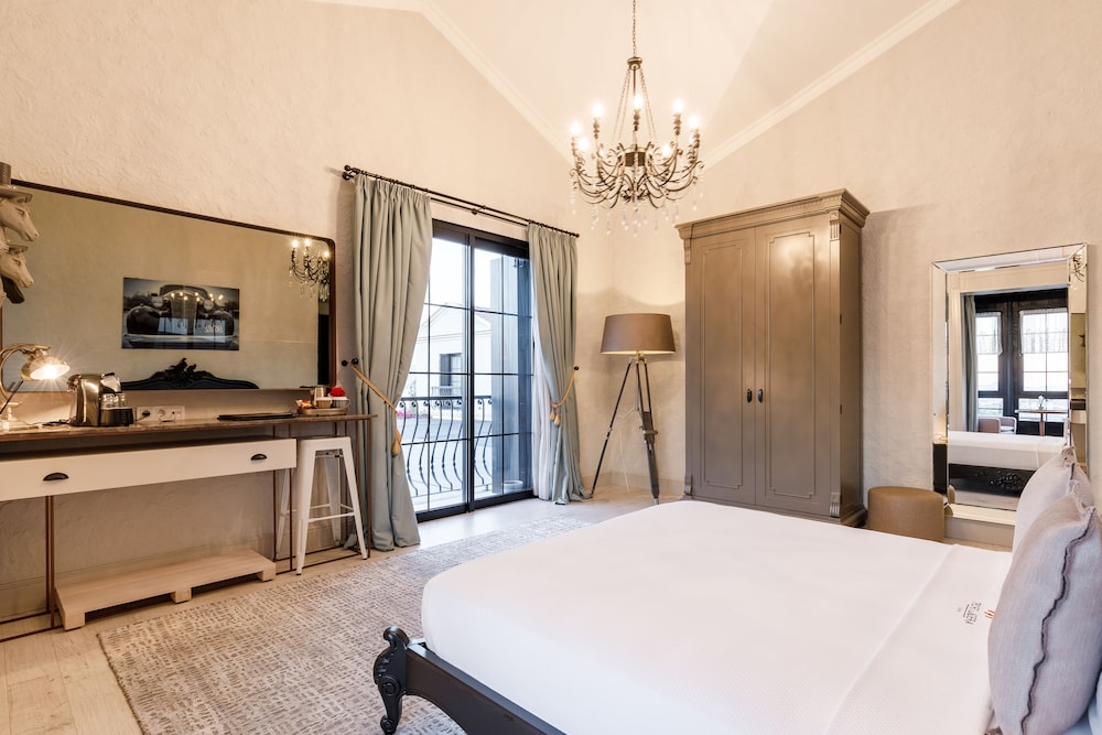 DELUXE, QUEEN BED, MARINA VIEW