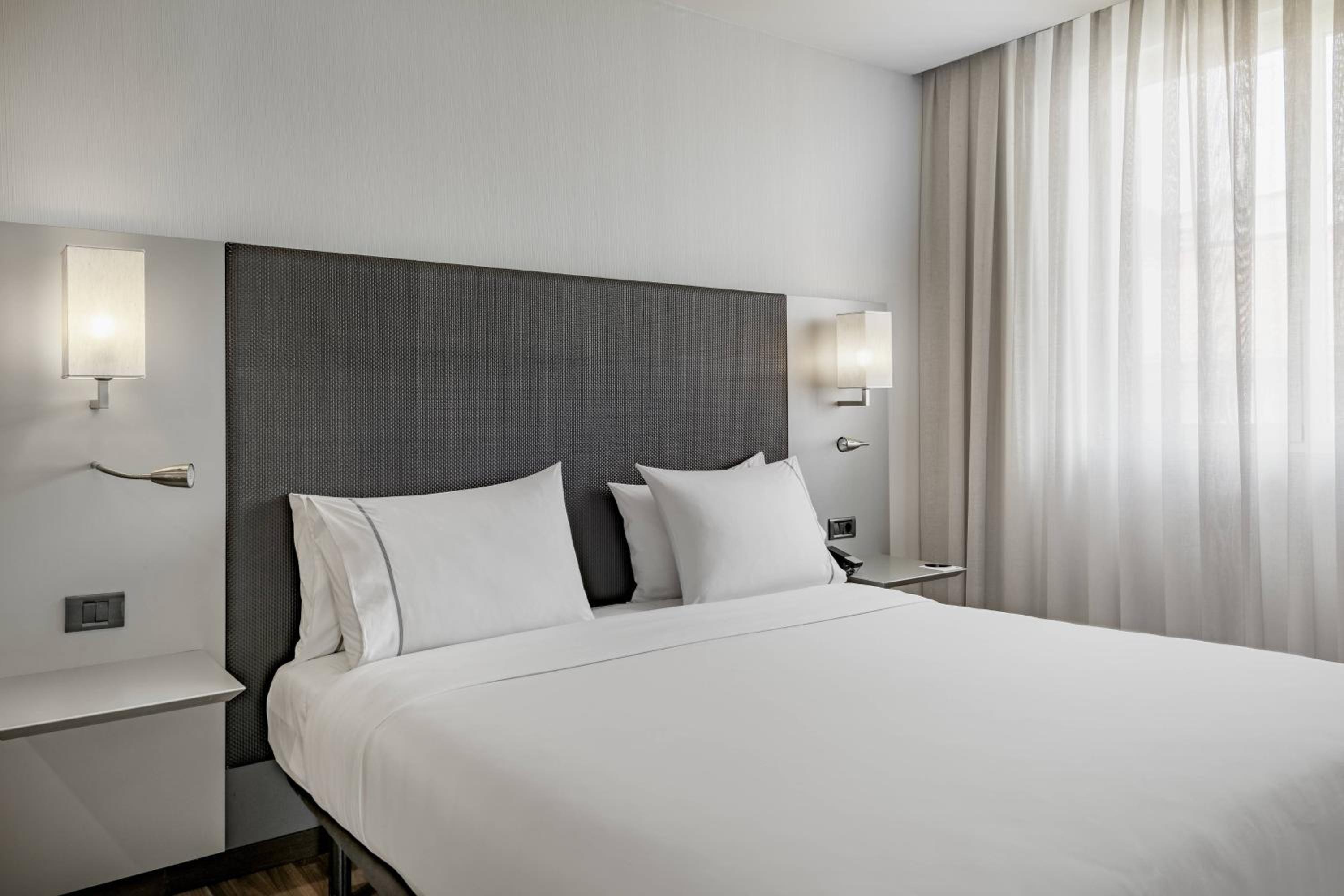 Plus, Standard, King Bed, City View