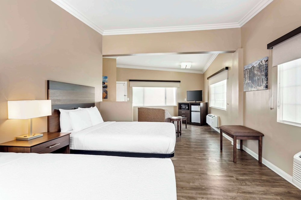 Upstairs, Family Suite, 2 Queen Beds, Sofa