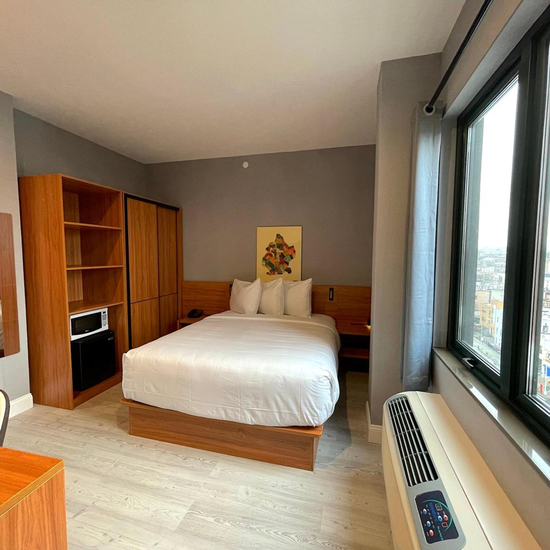 Room, Queen Bed, Liberty View