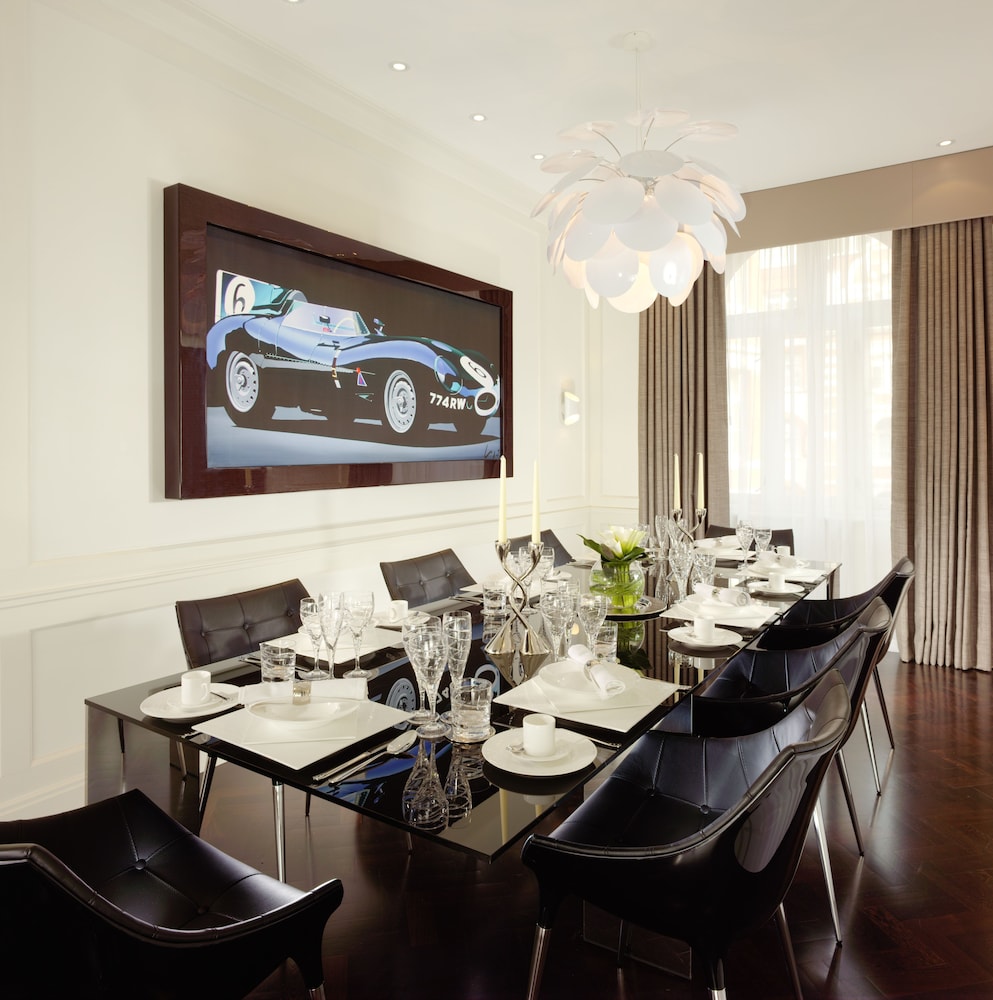 51 Buckingham Gatetaj Suites Residences 72/83