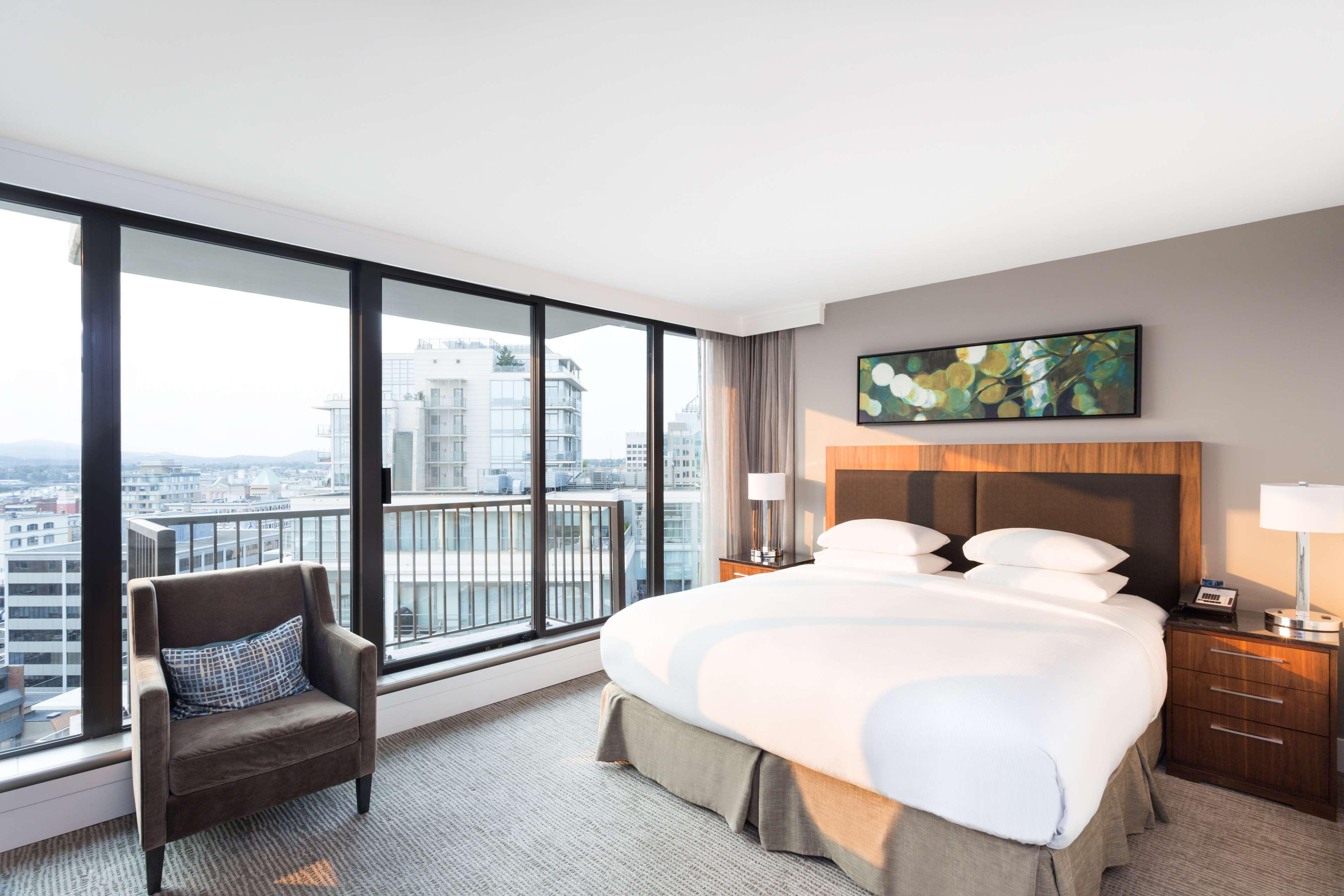 Room, King Bed, Street View
