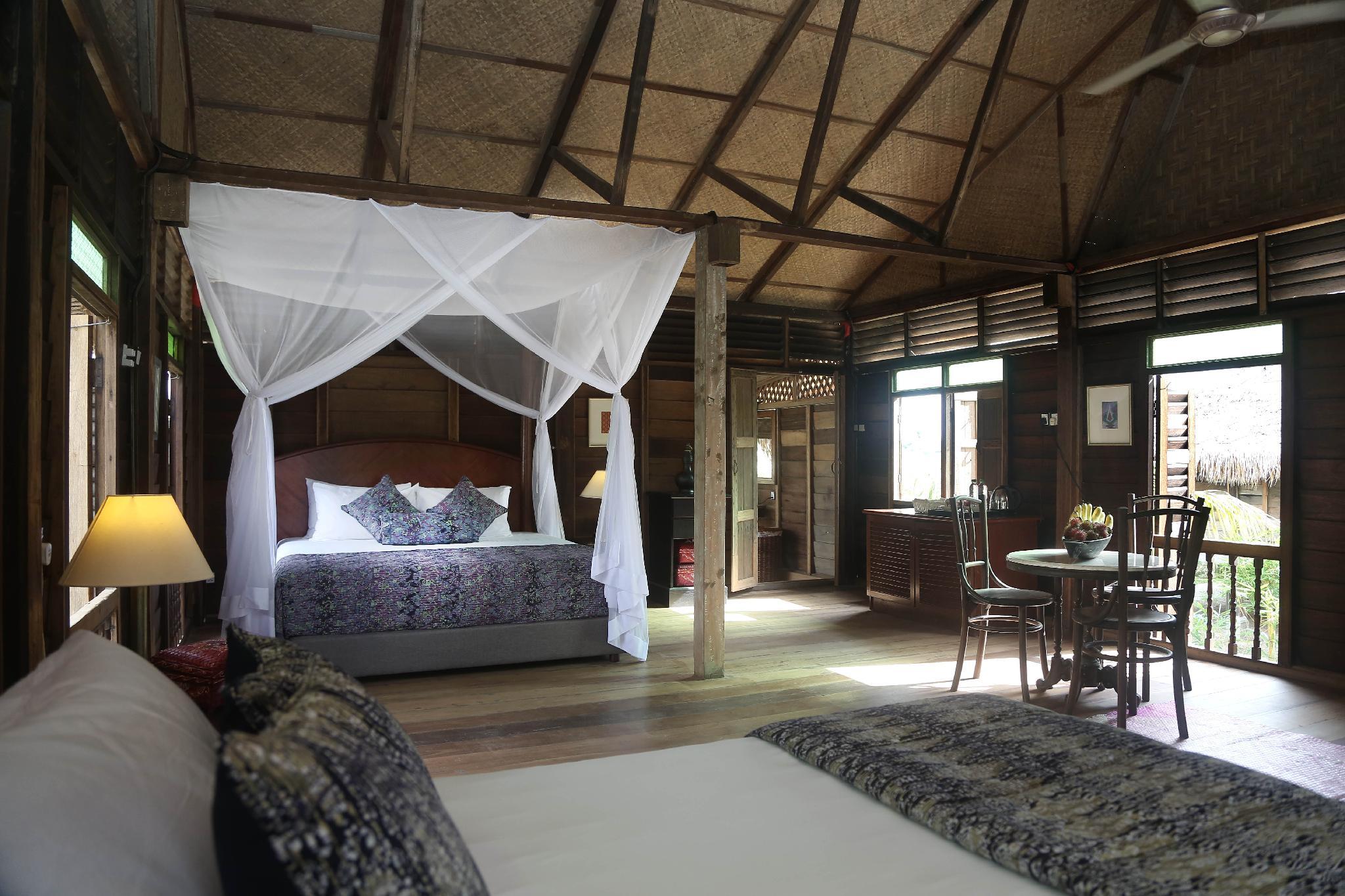 Nyiur, Villa