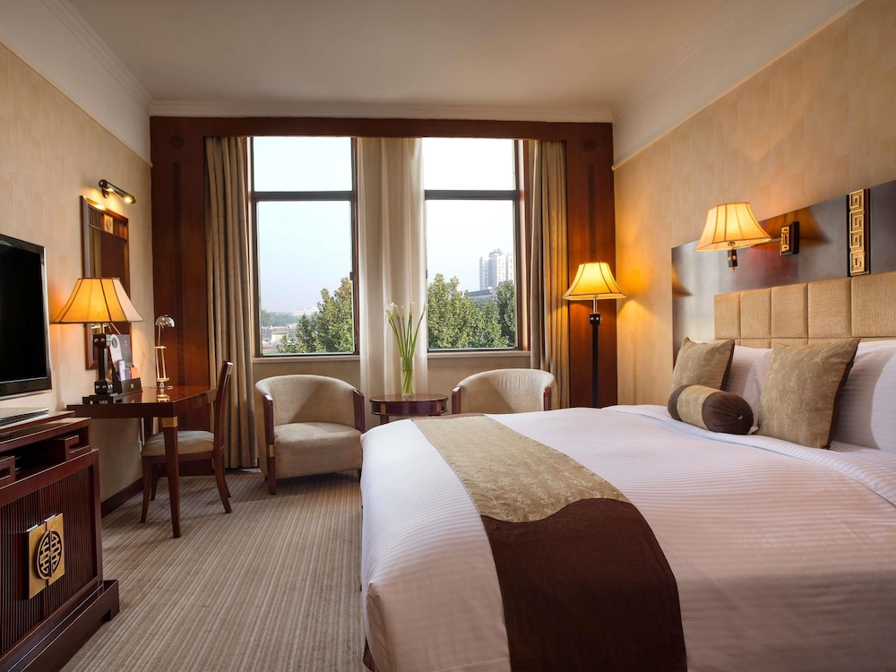 Grand Mercure On Renmin Square 23/64