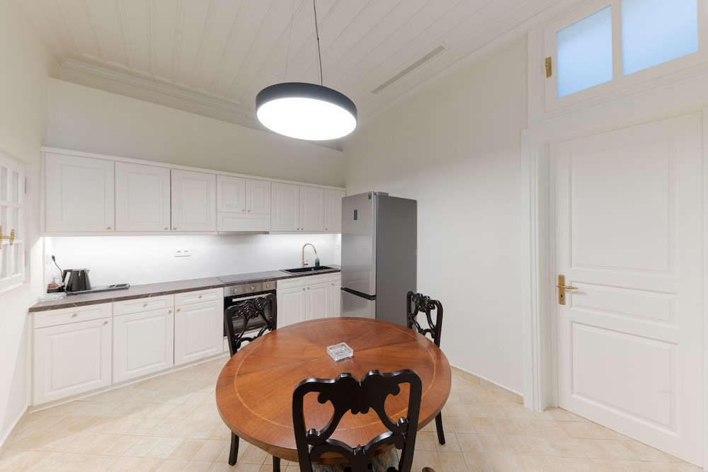 Castellano Hotel & Suites 51/63