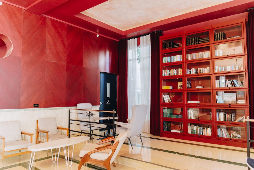 CREST Hotel & Suites 34/66