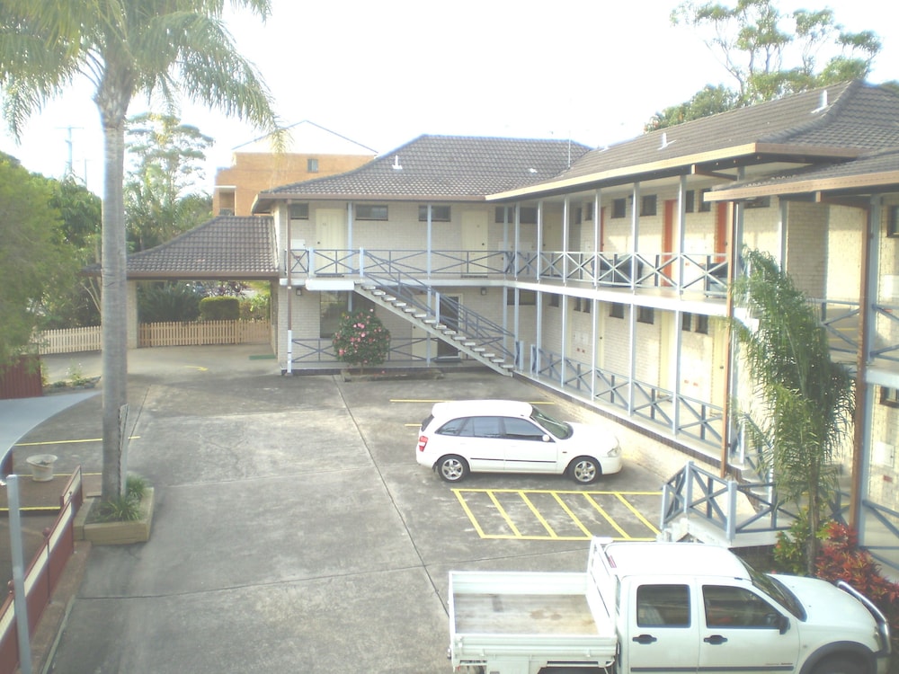 Excelsior Motor Inn 7/42
