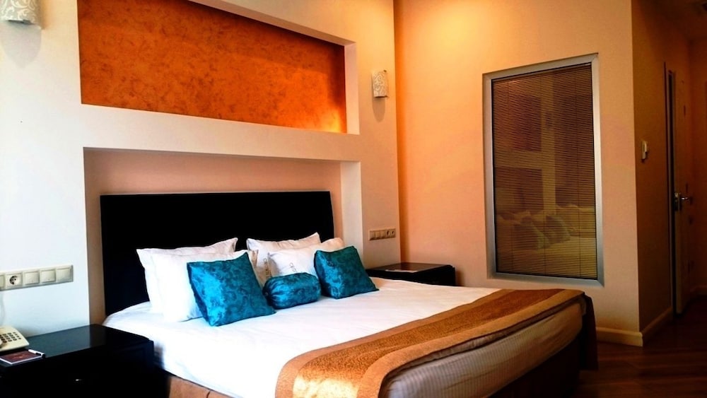 The Crown Hotel 7/50