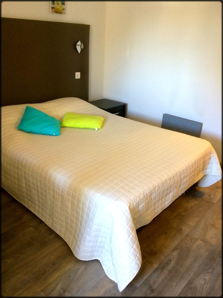 Aix Hotel 6/50