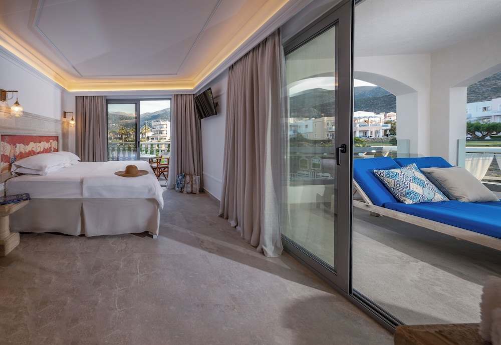 DELUXE, STUDIO, PARTIAL SEA VIEW