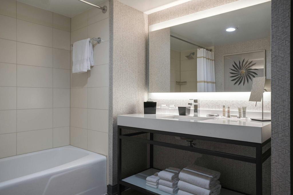 Guest Room, 2 Queen Beds, Club Floor، Chicago Marriott Schaumburg 2/2