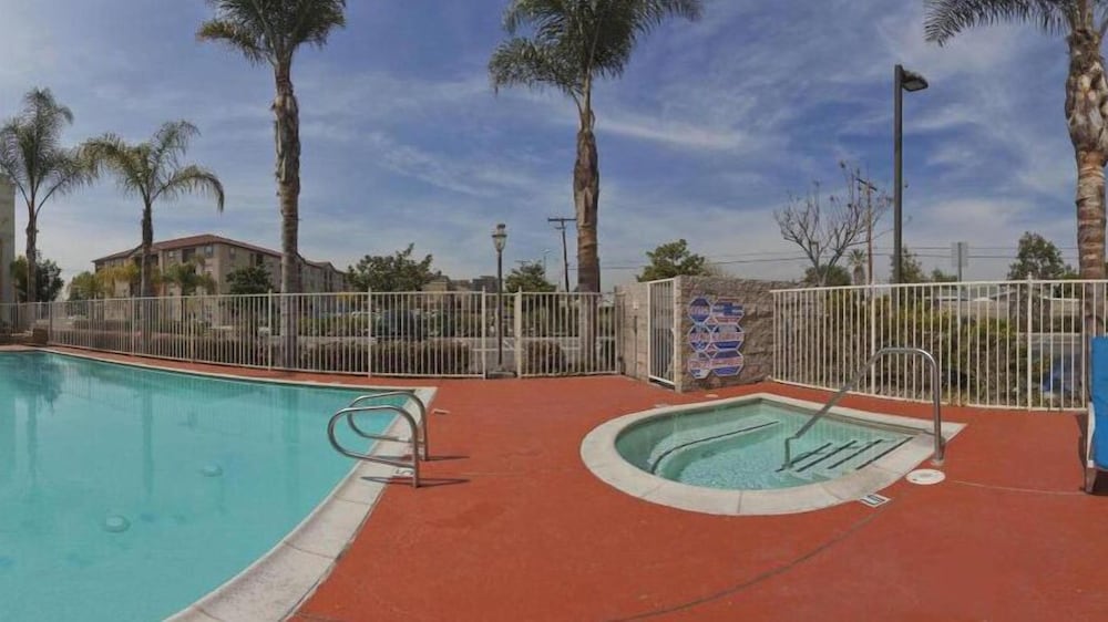 Hotel Marguerite Anaheim/Garden Grove, Trademark Collection 30/50