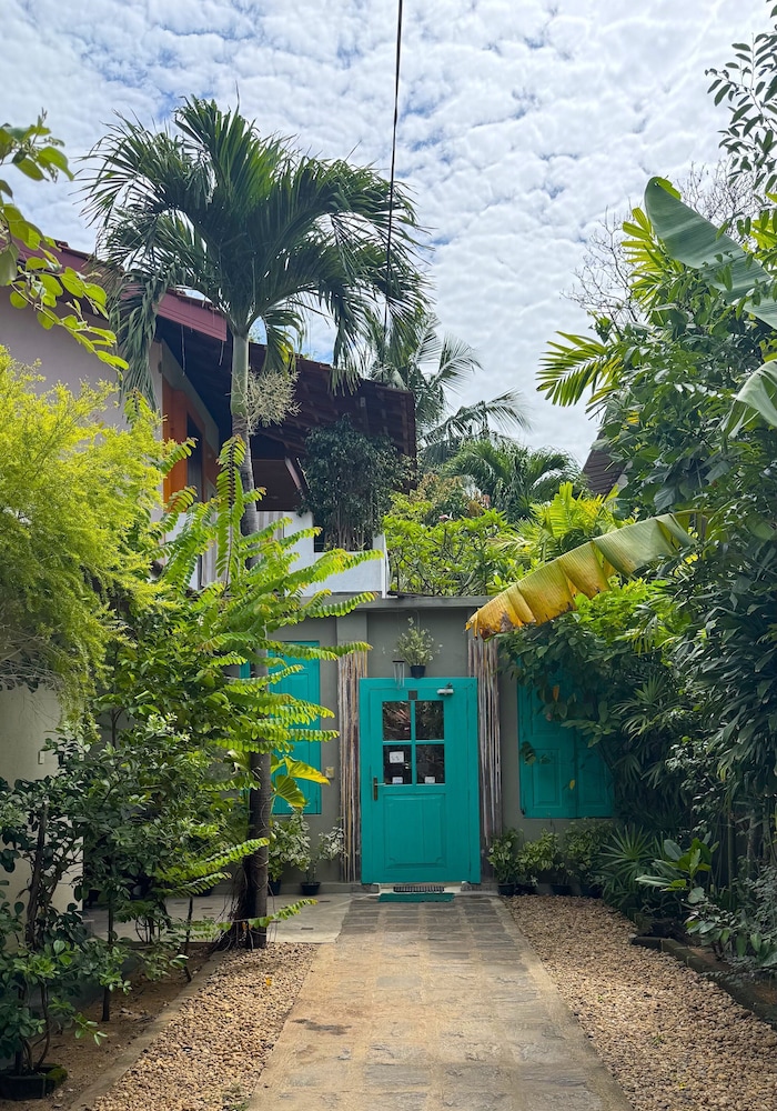 Gomez Place 6/68