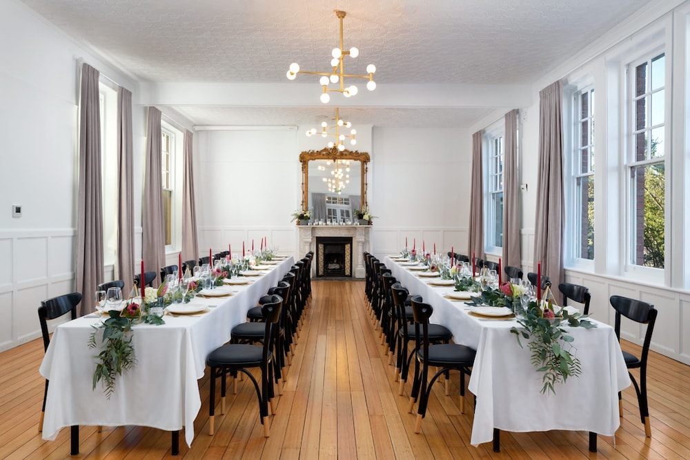 RYDGES HOBART 51/67