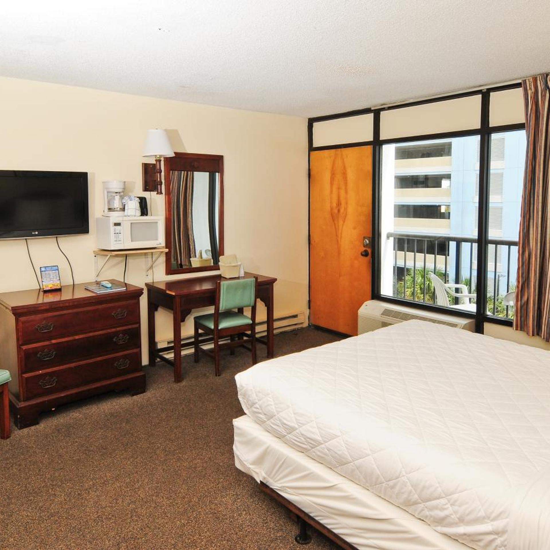 1 Bedroom, Queen Bed, Side View