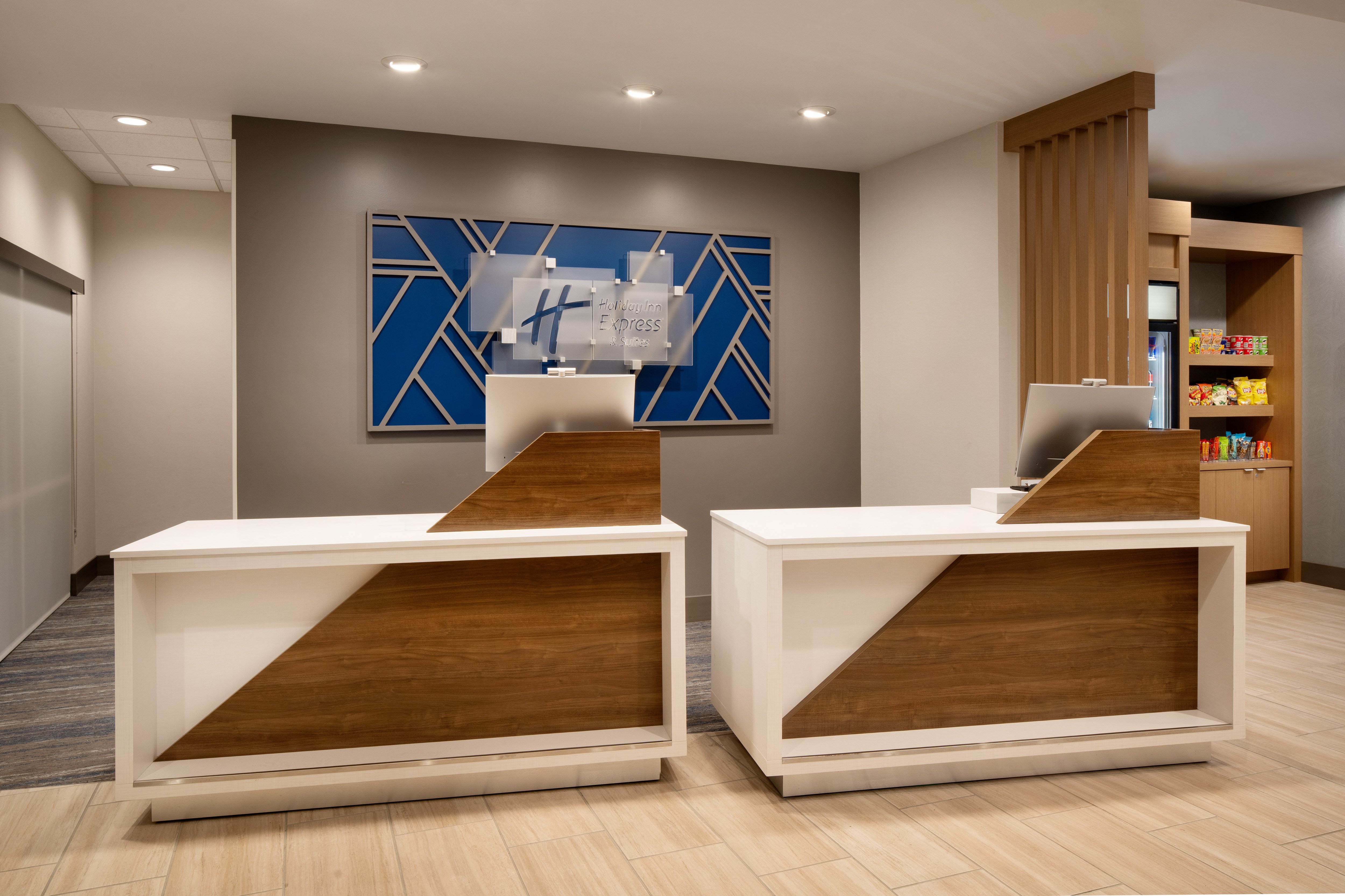 Holiday Inn Express & Suites Fresno Airport 8/25