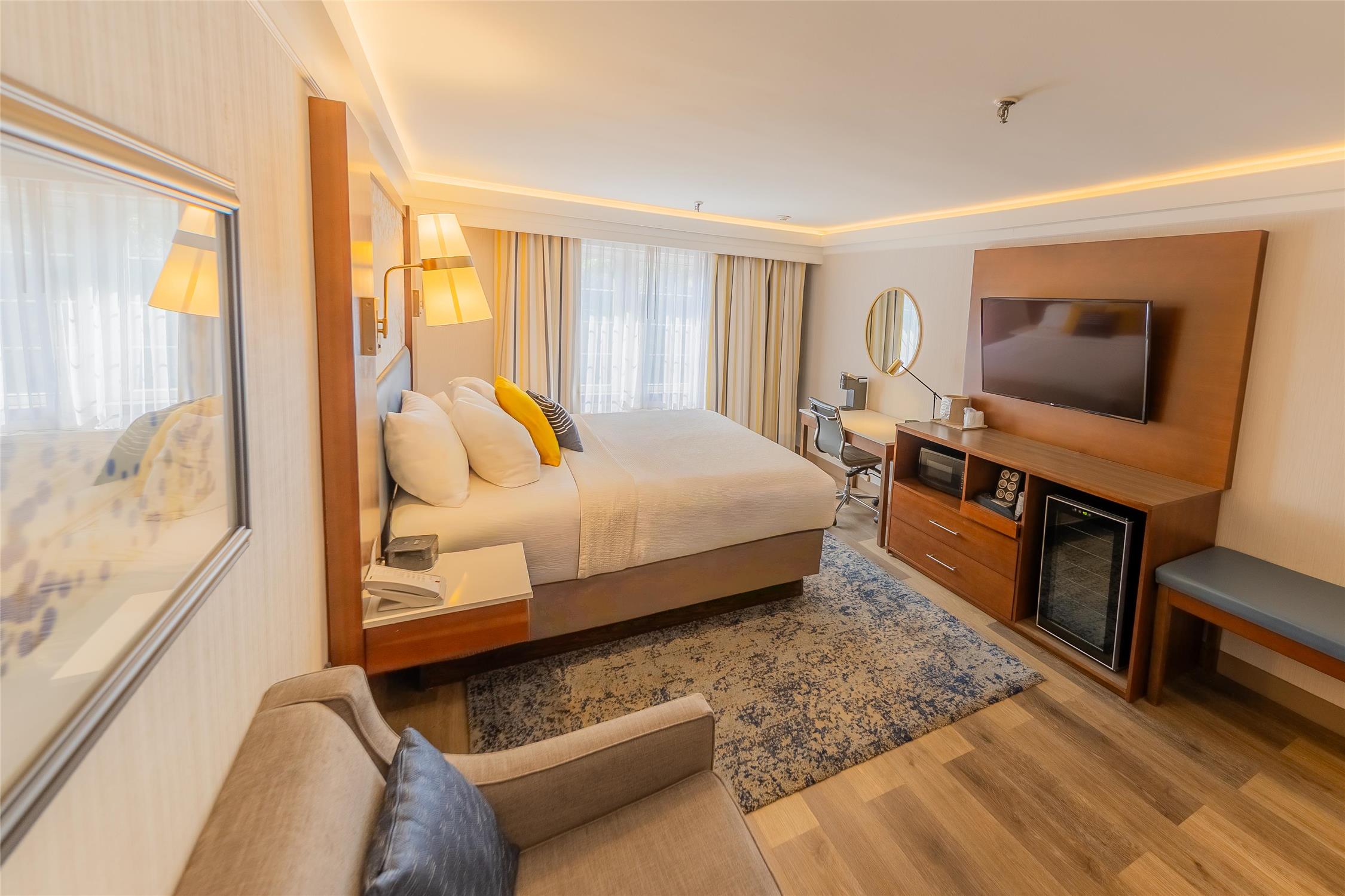 Room, King Bed, Sofa, The Westfield Inn, BW Signature Collection 6/9