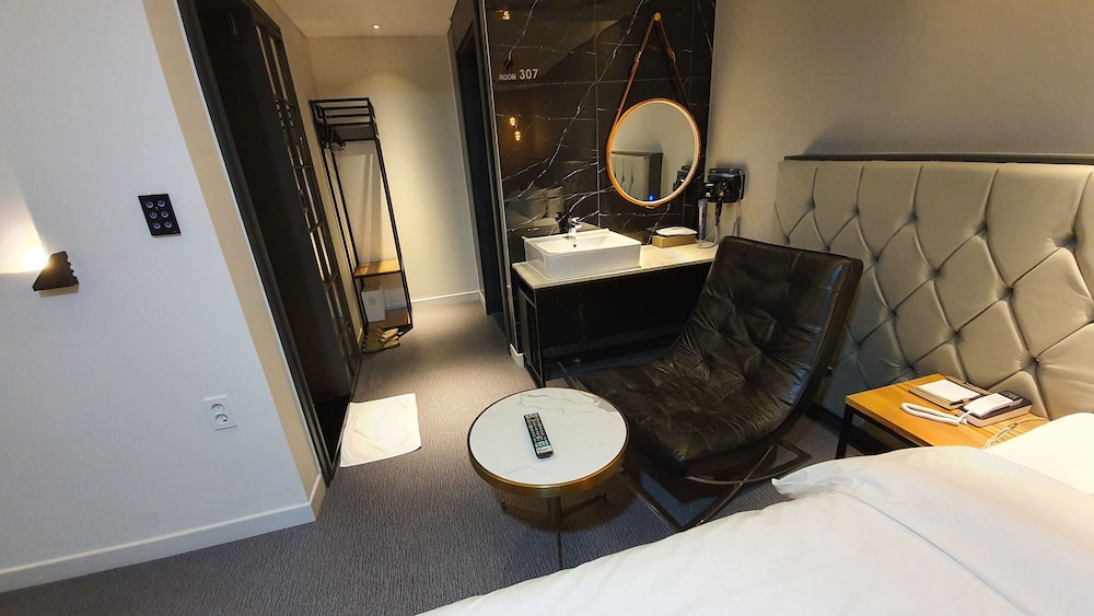 West In Hotel 45/50