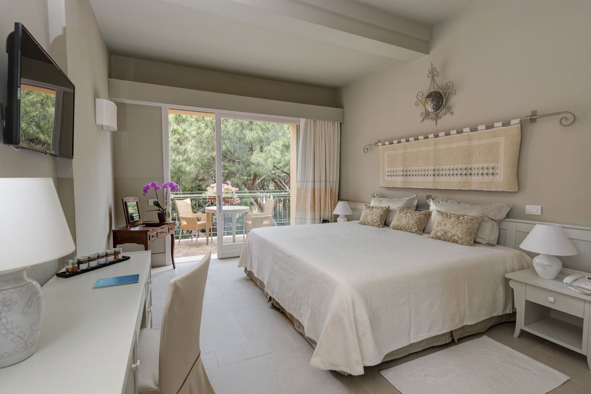 SUPERIOR, DOUBLE BED, GARDEN AREA