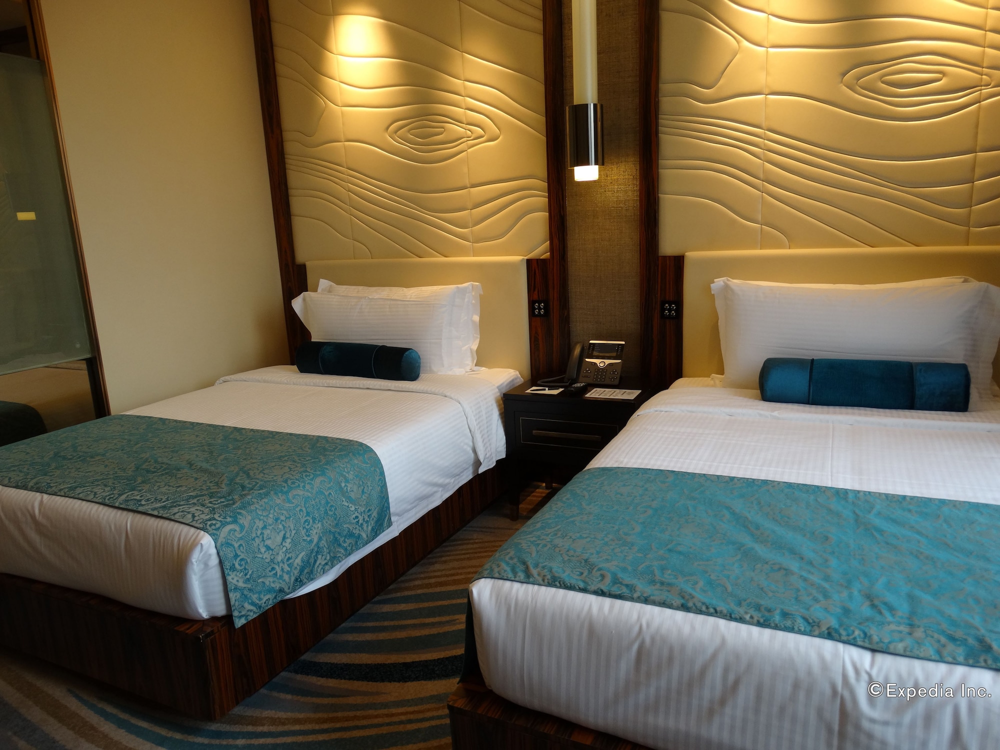 DELUXE, 2 DOUBLE BEDS