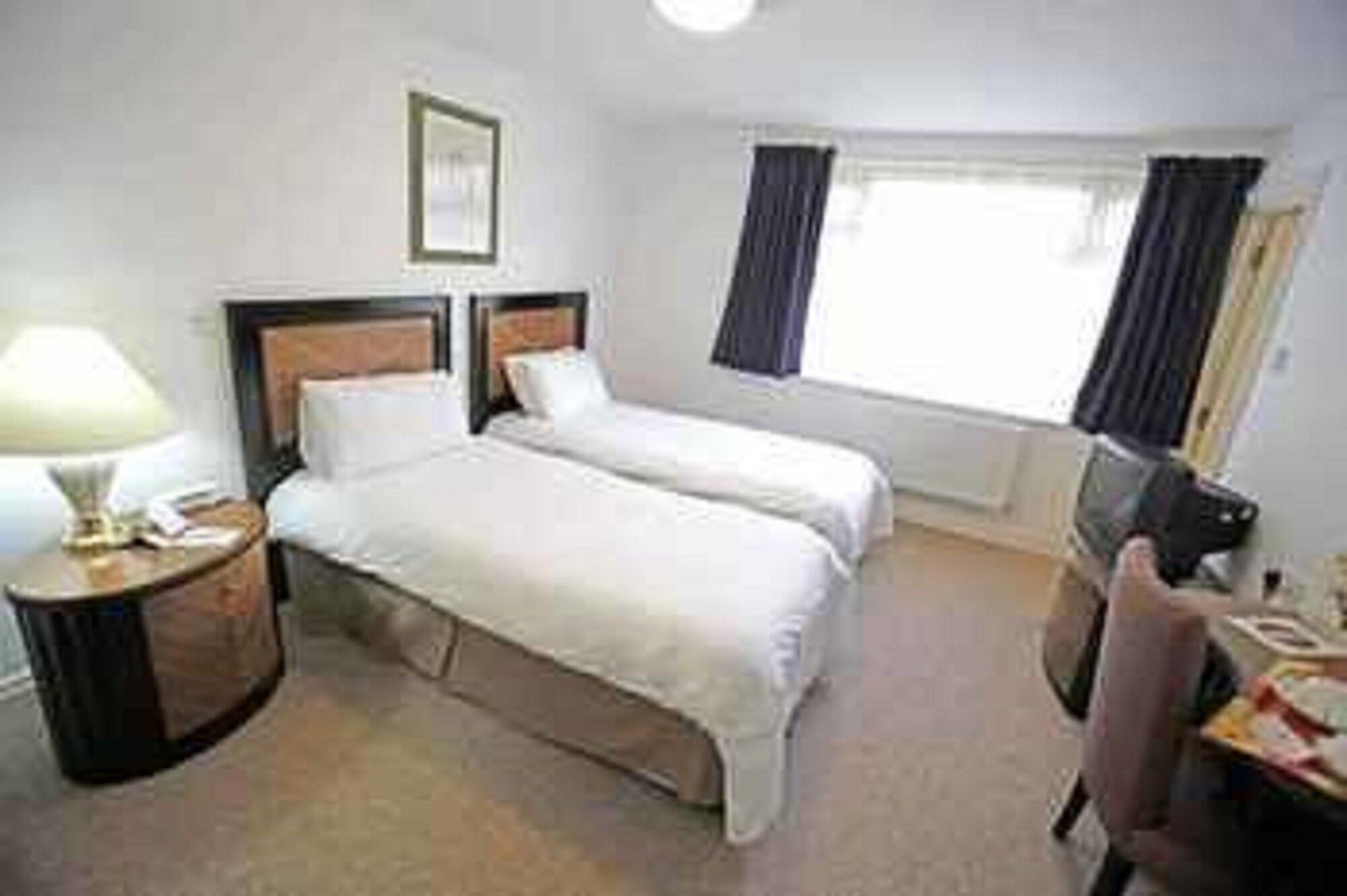 ROOM, TWIN BEDS