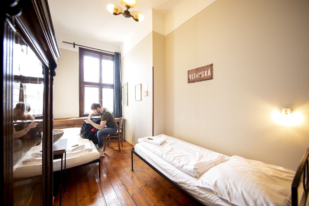 ROOM, TWIN BEDS, SHARED BATHROOM