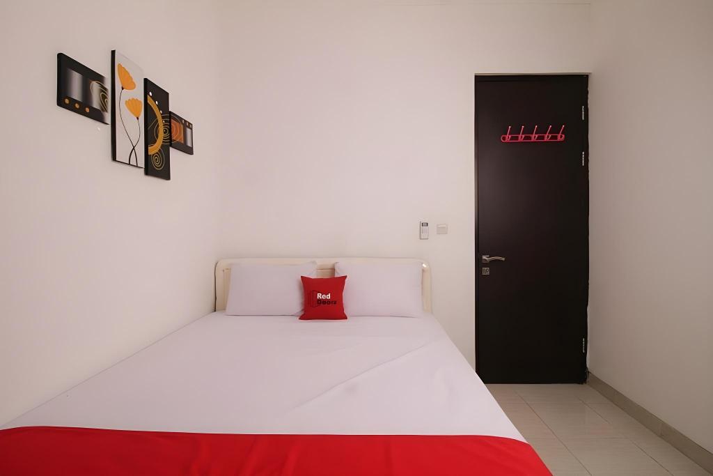 Reddoorz Near Trisakti University 3/19