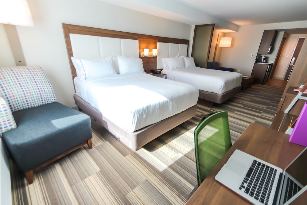 Holiday Inn Express & Suites Miami Airport East 13/69