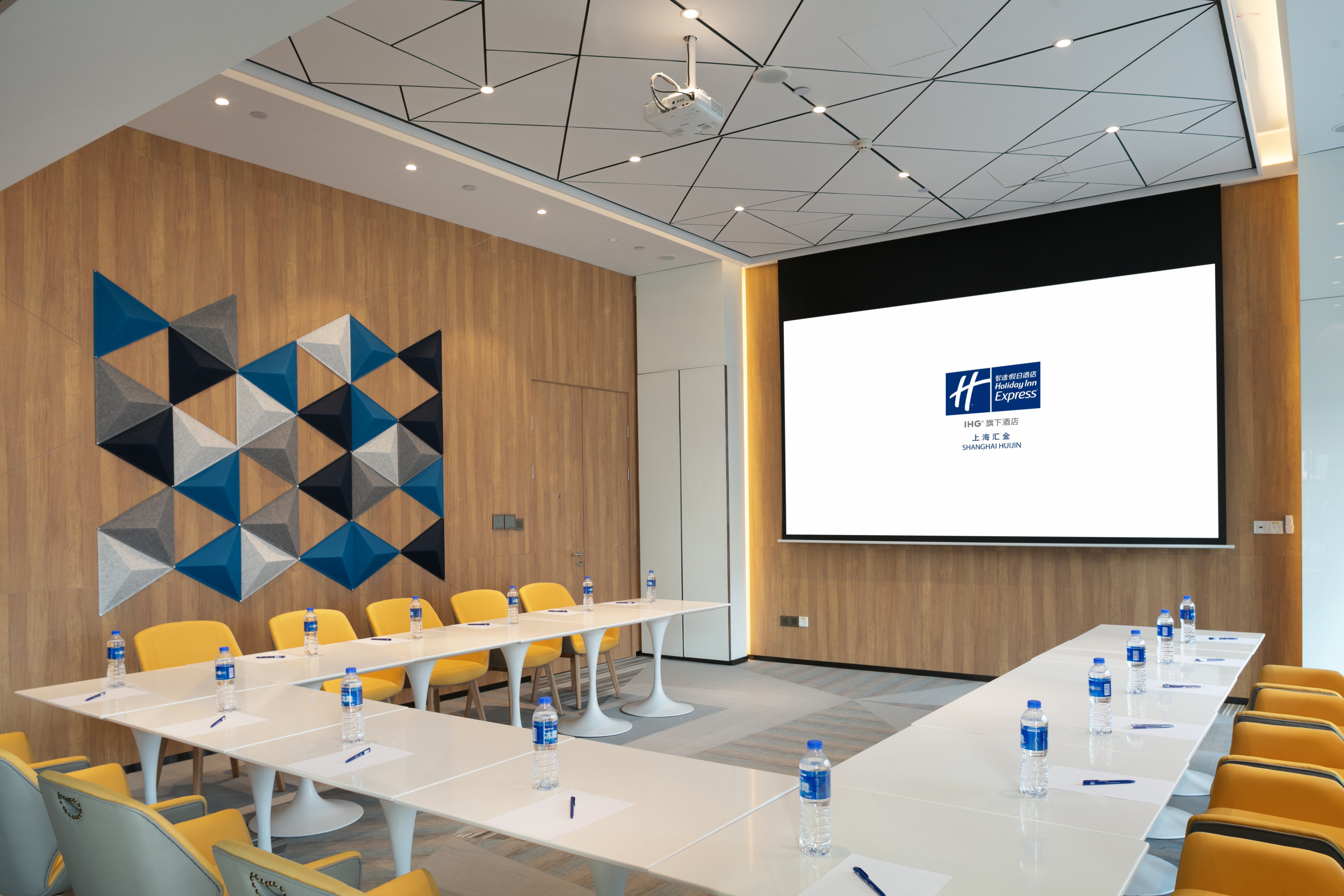 Holiday Inn Express Shanghai Huijin 20/24
