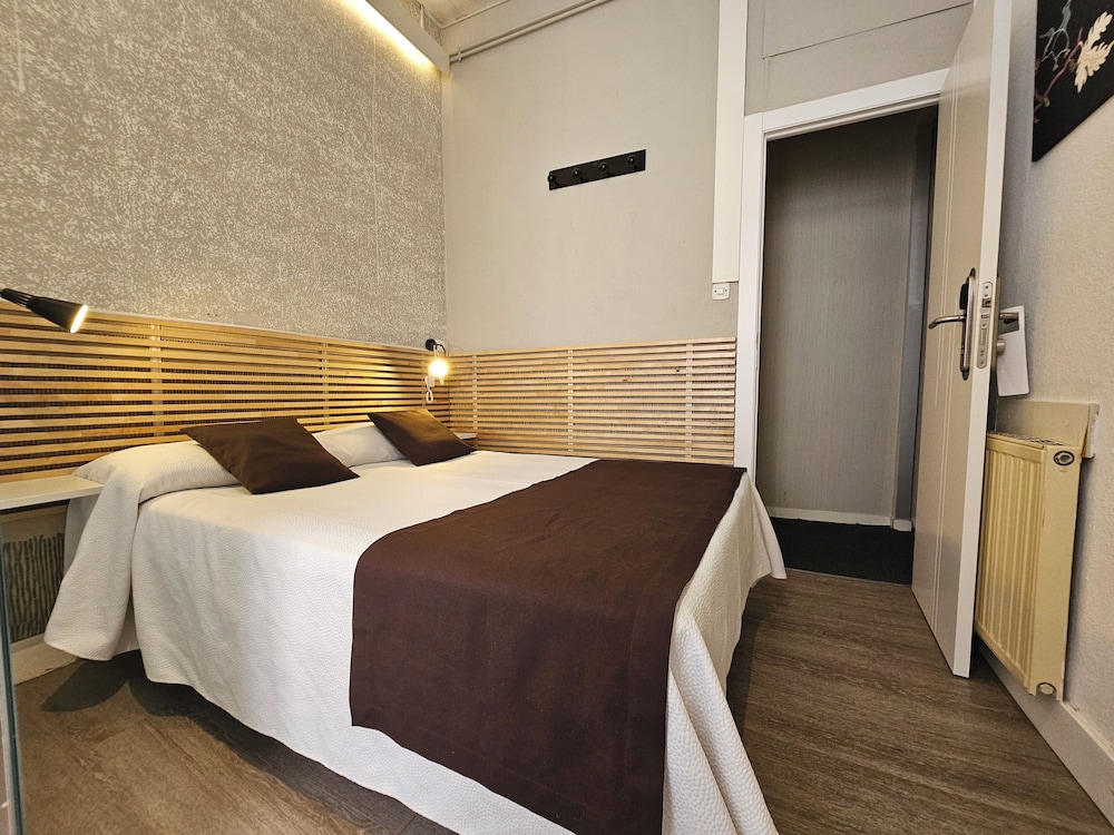 INTERIOR, DOUBLE BED, PRIVATE BATHROOM