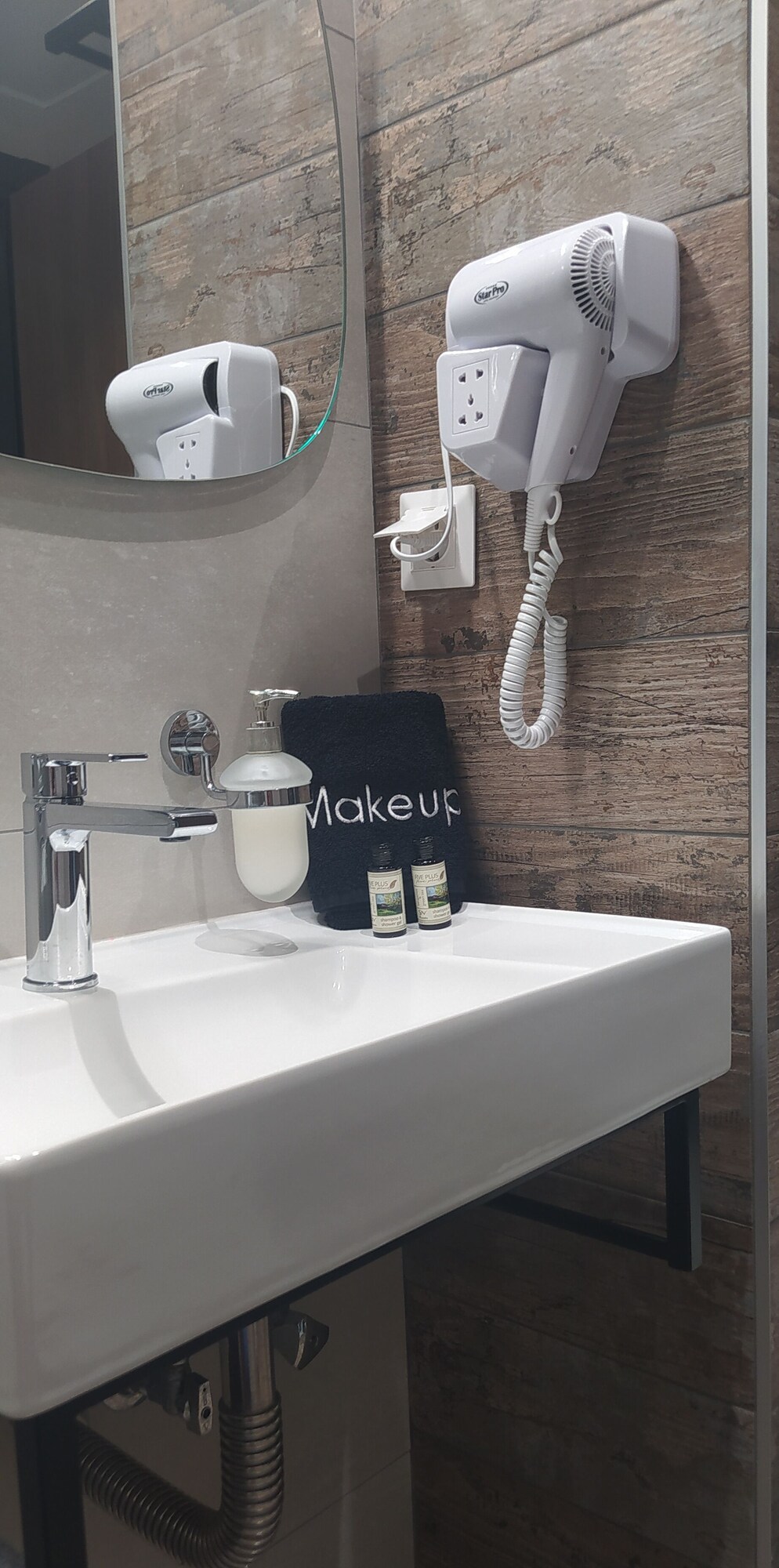 غرفة قياسية بسريرين منفصلين بشرفة، Elizabeth Queen Luxury Rooms 9/10