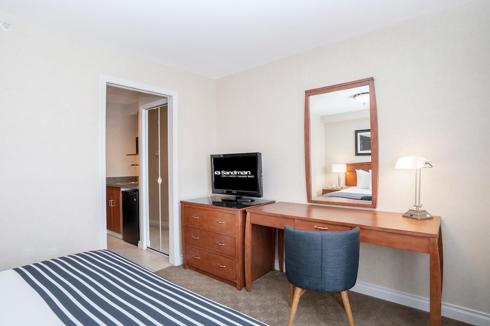 Sandman Hotel and Suites Calgary West 55/67