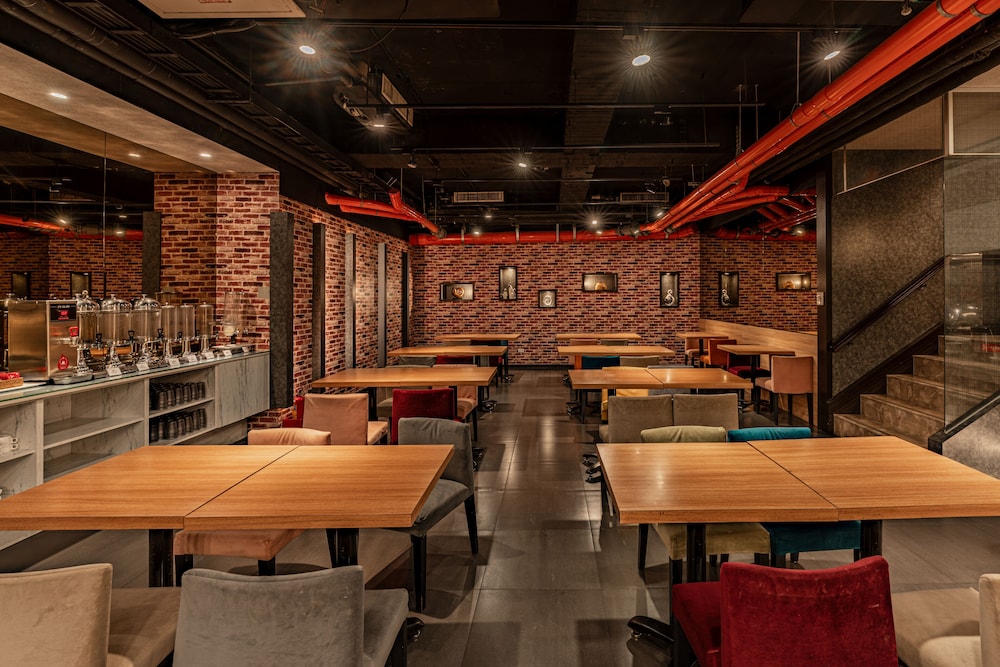 The Loft Hotel 60/75