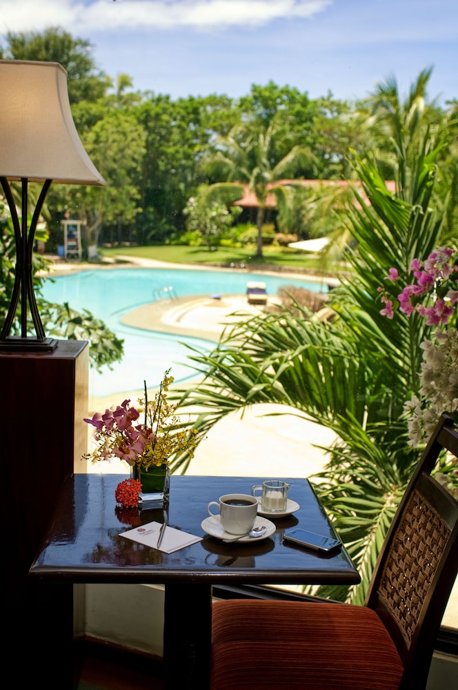 CEBU WHITE SANDS RESORT AND SPA 32/50