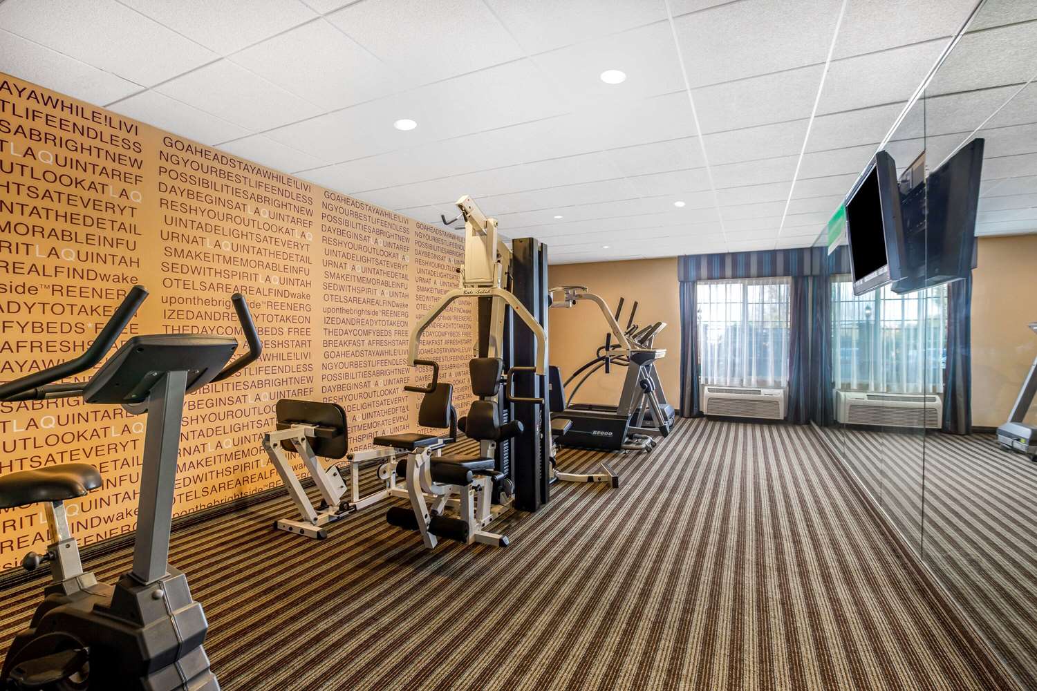 La Quinta Inn & Suites by Wyndham Fowler 32/61