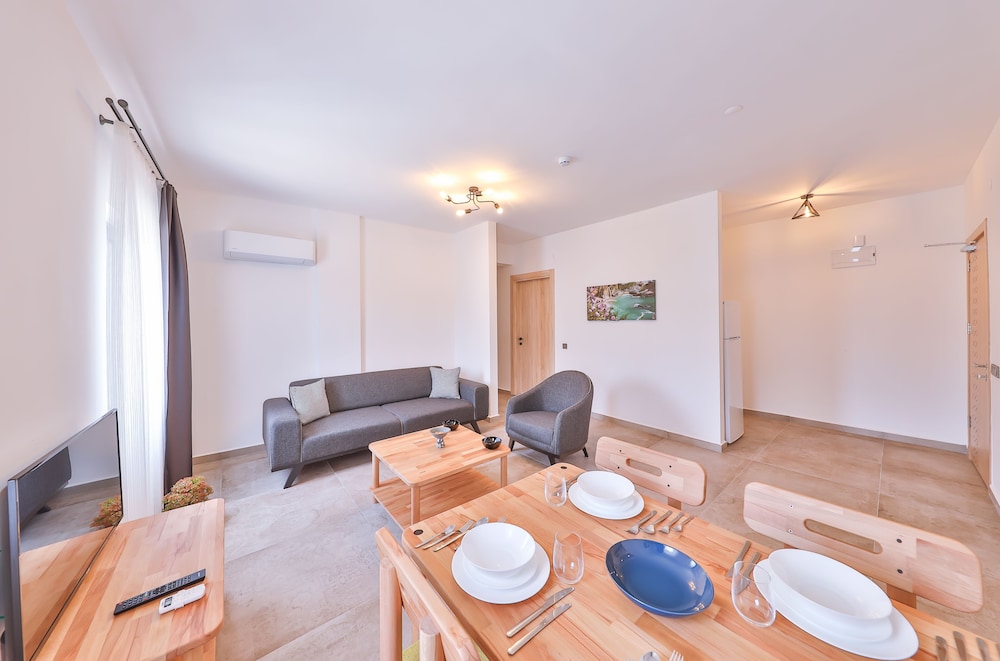 Thomas Suites 22/33