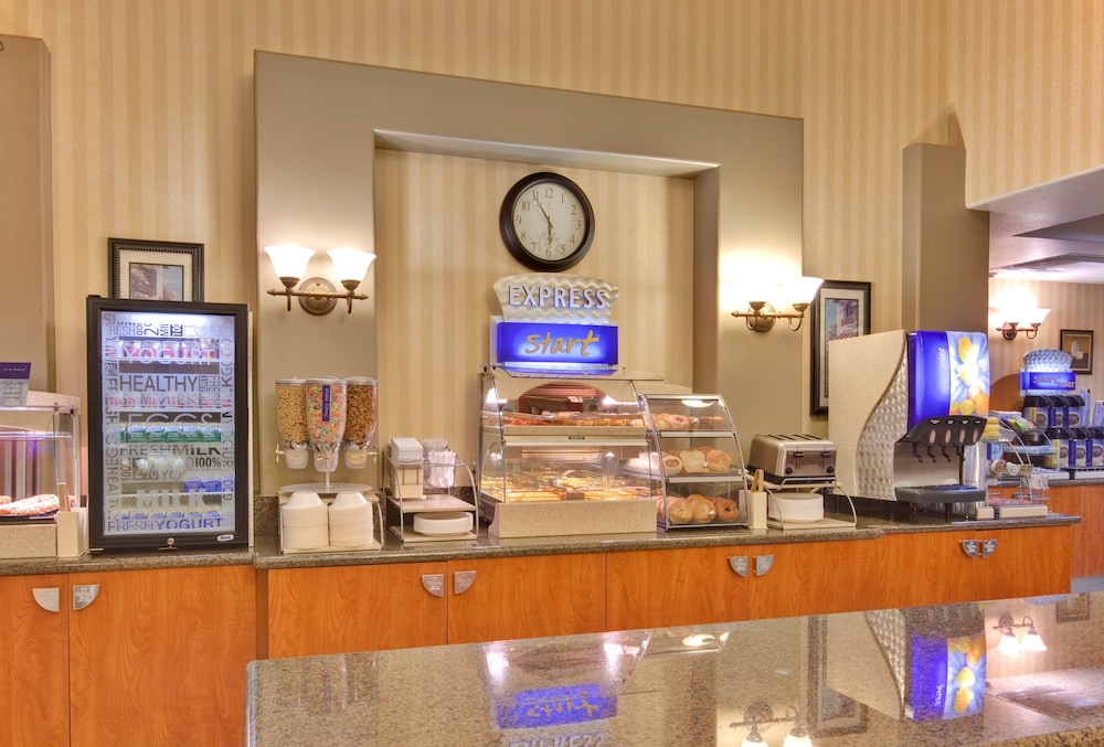 Holiday Inn Express Suites Rancho Cucamonga 38/57